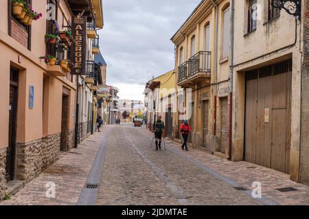 Spanien, Hospital de Orbigo, Castilla y Leon. Straßenszene. Stockfoto