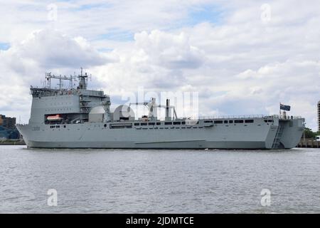 Royal Fleet Hilfsschiff Mounts Bay fährt die Themse hinauf bei einem Besuch in London zur Feier des Platin-Jubiläums der Königin Stockfoto