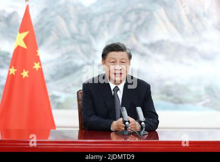 Peking, China. 22.. Juni 2022. Der chinesische Präsident Xi Jinping hält eine Keynote-Rede in virtuellem Format bei der Eröffnungszeremonie des BRICS-Wirtschaftsforums am 22. Juni 2022. Quelle: Ju Peng/Xinhua/Alamy Live News Stockfoto