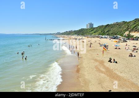 Boscombe, Bournemouth, Dorset, Großbritannien, 22.. Juni 2022, Wetter. Heißer Nachmittag bei herrlicher Sommersonne. Menschen am langen Sandstrand. Kredit: Paul Biggins/Alamy Live Nachrichten Stockfoto