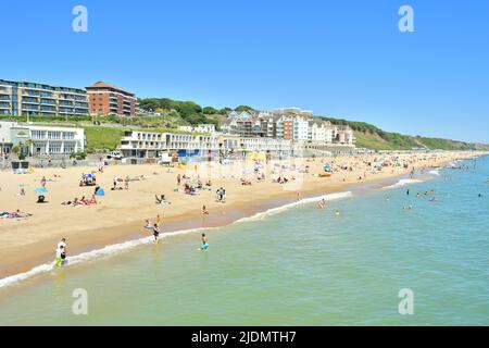 Boscombe Beach, Bournemouth, Dorset, Großbritannien, 22. Juni 2022, Wetter. Heißer Nachmittag in herrlicher Sommersonne. Menschen am Strand in Hitzewelle. Stockfoto