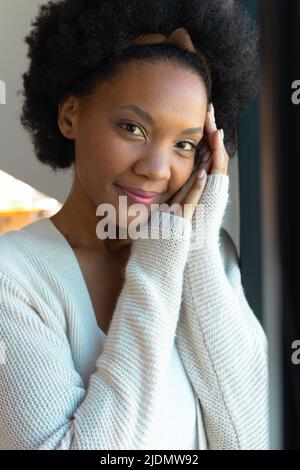 Nahaufnahme eines lächelnden jungen afroamerikanischen Afro-Mannes zu Hause Stockfoto