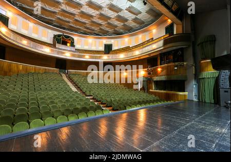 Image Theaterbühne und Auditorium mit Balkonen und Loggien Stockfoto