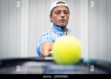 AMSTELVEEN, Niederlande, 22/06/2022, 2022-06-22 14:28:35 AMSTELVEEN - Portrait of Tim van Rijthoven. Der Tennisspieler erhielt nach seinem Stunt bei den Libema Open in Rosmalen eine Wildcard für Wimbledon. ANP JEROEN JUMELET niederlande Out - belgien Out Stockfoto