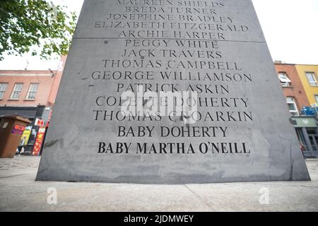 Der Name des Babys Martha O'Neill ergänzt die Namen der 33 Opfer der Bombenanschläge von Dublin und Monaghan vom 17. Mai 1974 in der Talbot Street, Dublin. Bilddatum: Mittwoch, 22. Juni 2022. Stockfoto