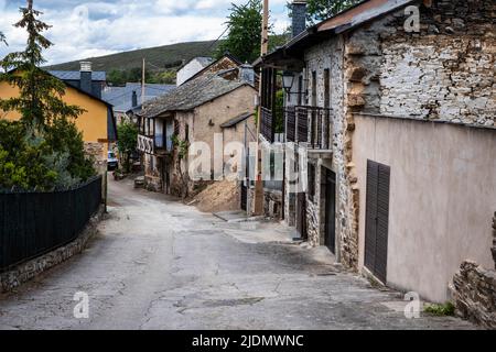 Spanien, Riego de Ambros Village, Castilla y Leon. Camino de Santiago auf der Hauptstraße durch das Dorf. Stockfoto