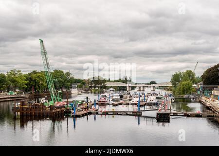 Athlone, Co. Westmeath, Irland. 22.. Juni 2022. Der Bau der Fußgängerbrücke Dublin nach Galway über den Fluss Shannon verläuft weiterhin in einem Tempo. Die Fertigstellung der Brücke wird voraussichtlich Ende 2023 erfolgen. Quelle: AG News/Alamy Live News Stockfoto