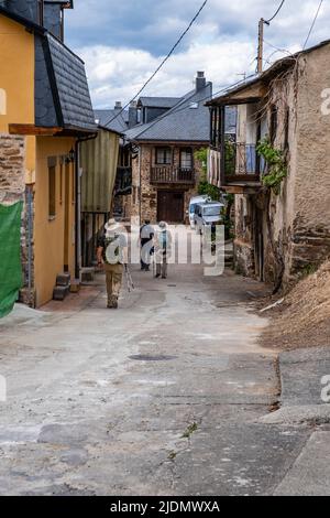 Spanien, Riego de Ambros Village, Castilla y Leon. Wanderer auf dem Camino de Santiago, wenn er durch das Dorf geht. Stockfoto