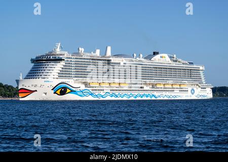 Kreuzschiff AIDAnova in der Kieler Förde Stockfoto