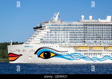 Kreuzschiff AIDAnova in der Kieler Förde Stockfoto