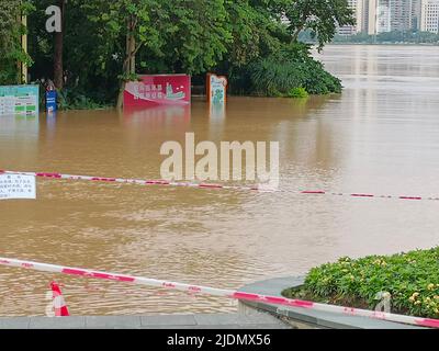 QINGYUAN, CHINA - 22. JUNI 2022 - der Beijiang-Park wird teilweise von Überschwemmungen in der Stadt Qingyuan, Provinz Guangdong, China, überflutet, 22. Juni 2022. Der Hydrolo Stockfoto