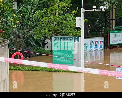 QINGYUAN, CHINA - 22. JUNI 2022 - der Beijiang-Park wird teilweise von Überschwemmungen in der Stadt Qingyuan, Provinz Guangdong, China, überflutet, 22. Juni 2022. Der Hydrolo Stockfoto