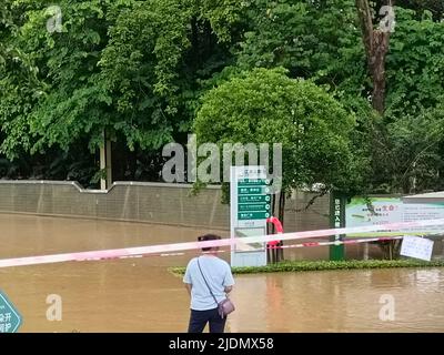 QINGYUAN, CHINA - 22. JUNI 2022 - der Beijiang-Park wird teilweise von Überschwemmungen in der Stadt Qingyuan, Provinz Guangdong, China, überflutet, 22. Juni 2022. Der Hydrolo Stockfoto