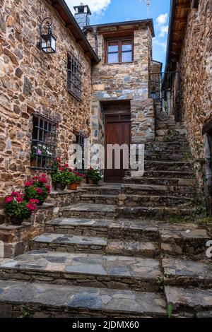 Spanien, Riego de Ambros Village, Castilla y Leon, am Camino de Santiago. Hauseingang, Blumentöpfe, Steinstufen. Stockfoto