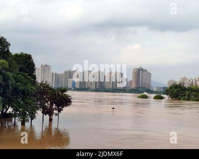 QINGYUAN, CHINA - 22. JUNI 2022 - der Beijiang-Park wird teilweise von Überschwemmungen in der Stadt Qingyuan, Provinz Guangdong, China, überflutet, 22. Juni 2022. Der Hydrolo Stockfoto