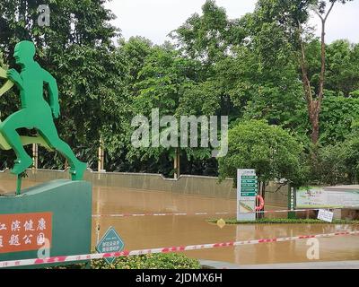 QINGYUAN, CHINA - 22. JUNI 2022 - der Beijiang-Park wird teilweise von Überschwemmungen in der Stadt Qingyuan, Provinz Guangdong, China, überflutet, 22. Juni 2022. Der Hydrolo Stockfoto