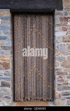 Spanien, Riego de Ambros Village, Castilla y Leon, am Camino de Santiago. Perlter Torweg schirmt Aktivitäten von außen ab. Stockfoto