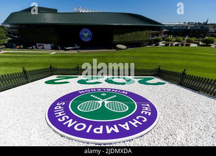 Gesamtansicht des Turnierlogos 2022 vor der Wimbledon-Meisterschaft 2022 im All England Lawn Tennis und Croquet Club, Wimbledon. Bilddatum: Mittwoch, 22. Juni 2022. Stockfoto