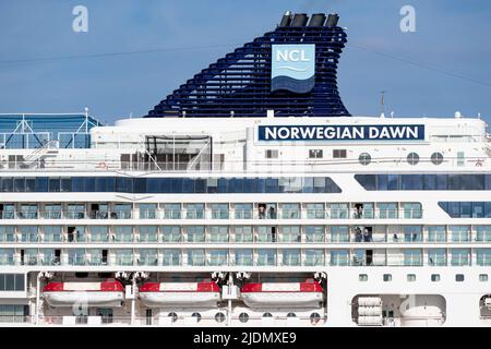 Trichter des Kreuzfahrt-Schiffes NORWEGIAN DAWN Stockfoto