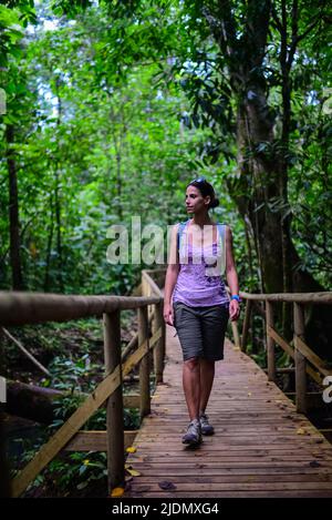 Junge kaukasische abenteuerliche Frau, die den Manuel Antonio Nationalpark in Costa Rica erkundet Stockfoto