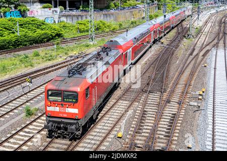 DB-Regionalzug am Kieler Hauptbahnhof Stockfoto