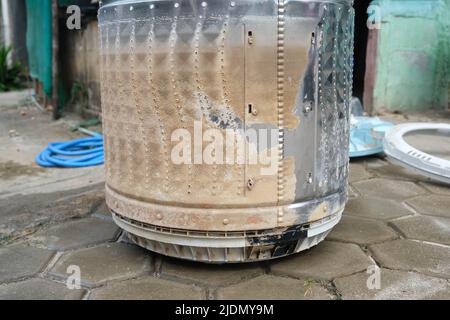 Teile und Zubehör im Inneren der Maschine zum Waschen von Kleidung, die entfernt wurden, um Schmutz zu entfernen, Waschtrommel ist schmutzig, Flecken, muffig Stockfoto
