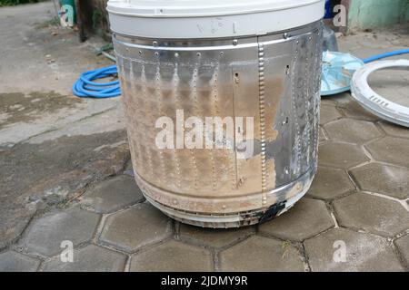 Teile und Zubehör im Inneren der Maschine zum Waschen von Kleidung, die entfernt wurden, um Schmutz zu entfernen, Waschtrommel ist schmutzig, Flecken, muffig Stockfoto