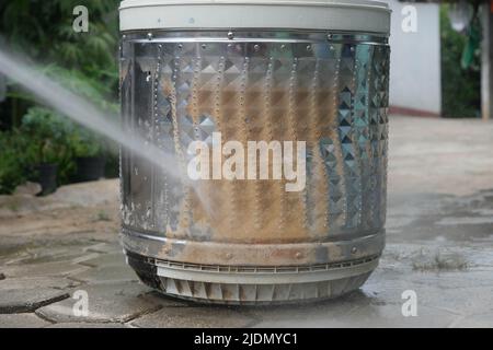 Nahaufnahme der Trommelentkalkung der Waschmaschine mit Hochdruckreiniger. Teile und Zubehör in der Maschine zum Waschen von Kleidung, die Remo gewesen sind Stockfoto