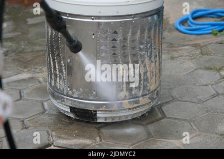 Nahaufnahme der Trommelentkalkung der Waschmaschine mit Hochdruckreiniger. Teile und Zubehör in der Maschine zum Waschen von Kleidung, die Remo gewesen sind Stockfoto