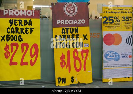 Buenos Aires, Argentinien. 21.. Juni 2022. Die Lebensmittelpreise werden am 21. Juni 2022 auf den Straßen von Buenos Aires, Argentinien, angezeigt. Das National Institute of Statistics and Census (INDEC) veröffentlichte die monatliche Bewertung des Basis- und Gesamtnahrungskorbs für den Monat Mai, der 4,6 % höher ist als der Vormonat. Im Vergleich zum Mai des Vorjahres betrug der Preisanstieg für den Basisnahrungskorb 63,3 % und für den Gesamtgrundnahrungskorb 54,7 %. (Foto: Esteban Osorio/Pacific Press/Sipa USA) Quelle: SIPA USA/Alamy Live News Stockfoto