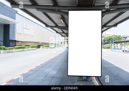 Sehen Sie sich ein weißes Werbebanner auf der Straße der Stadt an. Leeres Billboard mit Platz für den Text oder den Inhalt. Stockfoto