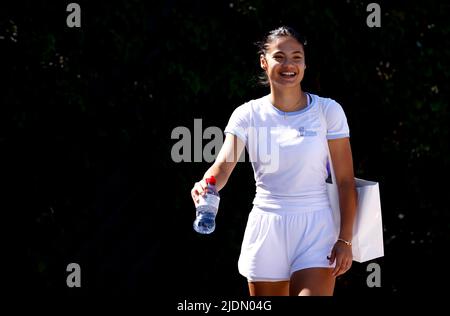 Emma Raducanu vor einer Trainingseinheit im Vorfeld der Wimbledon Championship 2022 beim All England Lawn Tennis and Croquet Club, Wimbledon. Bilddatum: Mittwoch, 22. Juni 2022. Stockfoto