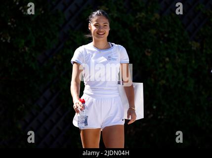 Emma Raducanu vor einer Trainingseinheit im Vorfeld der Wimbledon Championship 2022 beim All England Lawn Tennis and Croquet Club, Wimbledon. Bilddatum: Mittwoch, 22. Juni 2022. Stockfoto