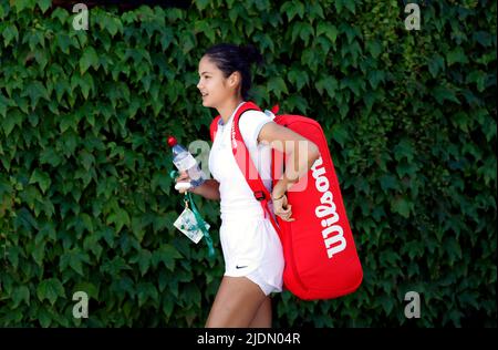 Emma Raducanu vor einer Trainingseinheit im Vorfeld der Wimbledon Championship 2022 beim All England Lawn Tennis and Croquet Club, Wimbledon. Bilddatum: Mittwoch, 22. Juni 2022. Stockfoto