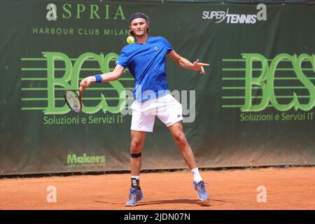 Mailand, Italien. 21.. Juni 2022. Italien, Mailand, 21 2022. juni: Alexey Vatutin (rus) beim Tennisspiel BENOIT PAIRE (FRA) gegen ALEXEY VATUTIN (RUS) 1. beim ATP Challenger Milan im Aspria Harbour Club (Foto von Fabrizio Andrea Bertani/Pacific Press/Sipa USA) Quelle: SIPA USA/Alamy Live News Stockfoto