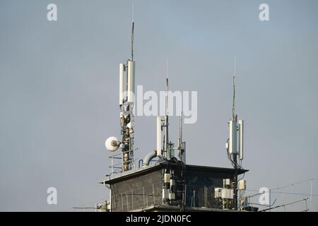 Telekommunikation Betonturm mit Antennen. LTE, GSM, 2G, 3G, 4G, 5G Turm der Mobilfunkkommunikation Stockfoto