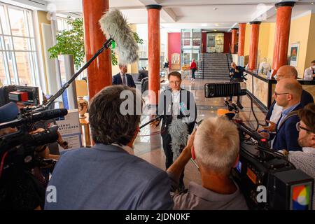 Magdeburg, Deutschland. 22.. Juni 2022. Bundesgesundheitsminister Karl Lauterbach (M, SPD) gibt im Vorfeld der Gesundheitsminister-Konferenz ein Interview. Der Bundesminister bekräftigte seinen Plan, von den freien Corona-Bürgerschaftstests für alle abzurücken. Quelle: Klaus-Dietmar Gabbert/dpa/Alamy Live News Stockfoto