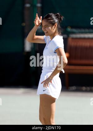 Emma Raducanu spielt eine Partie Spikeball während einer Trainingseinheit vor der Wimbledon Championship 2022 im All England Lawn Tennis and Croquet Club, Wimbledon. Bilddatum: Mittwoch, 22. Juni 2022. Stockfoto