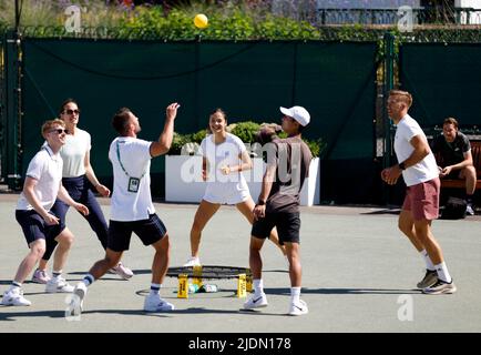 Emma Raducanu spielt eine Partie Spikeball während einer Trainingseinheit vor der Wimbledon Championship 2022 im All England Lawn Tennis and Croquet Club, Wimbledon. Bilddatum: Mittwoch, 22. Juni 2022. Stockfoto