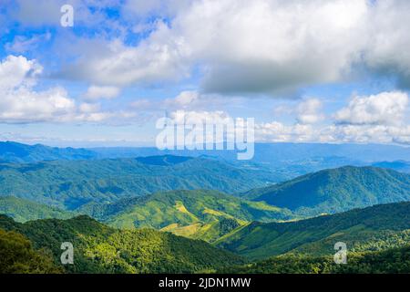 Schöner Doi Sakad Berg mit Wiese und Wald, da er Schicht mit dem hellen Schatten am Mittag ist, der in PUA, Nan, Thailand, liegt. Stockfoto