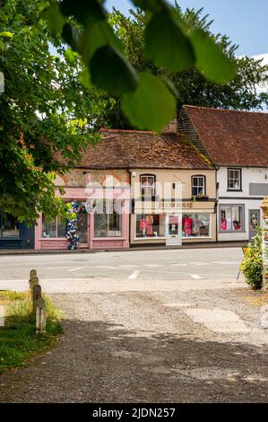 Geschäfte an der High Street in Chalfont St Giles, Buckinghamshire, England Stockfoto