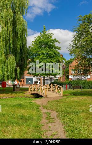Holzbrücke über den Fluss Misbourne in Chalfont St Giles, Buckinghamshire, England Stockfoto