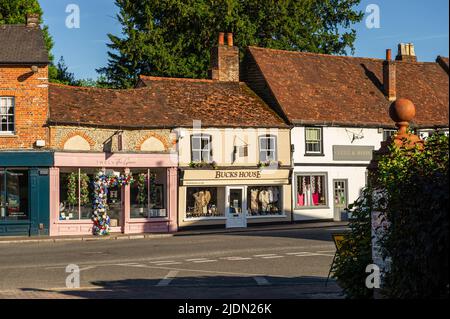 Geschäfte an der High Street in Chalfont St Giles, Buckinghamshire, England Stockfoto