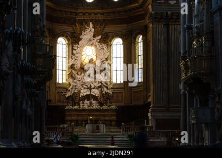 Neapel, Italien. 27.Mai 2022. Der Altar der Kathedrale von Neapel (Duomo di Napoli) mit einem kleinen Mädchen, das davor steht Stockfoto