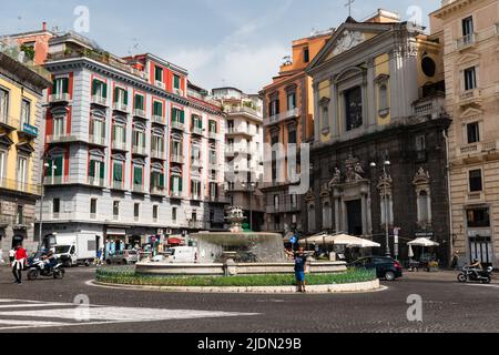 Neapel, Italien. 27.Mai 2022. Piazza Trieste und Trient Platz und Kreisverkehr. Stockfoto