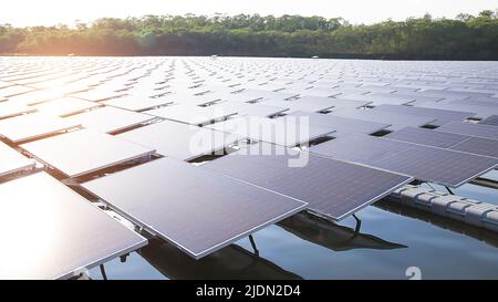 Konzept der schwimmenden Solarkraftanlage für erneuerbare Energien Stockfoto