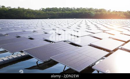 Konzept der schwimmenden Solarkraftanlage für erneuerbare Energien Stockfoto