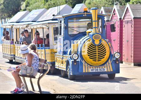 Bournemouth, Dorset, Großbritannien, 22.. Juni 2022, Wetter. Heißer Nachmittag bei herrlicher Sommersonne. Landzug an Strandhütten an der Promenade vorbei. Kredit: Paul Biggins/Alamy Live Nachrichten Stockfoto