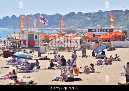 Bournemouth, Dorset, Großbritannien, 22.. Juni 2022, Wetter. Heißer Nachmittag bei herrlicher Sommersonne. Leute am Strand in der Nähe einer Strandbar. Kredit: Paul Biggins/Alamy Live Nachrichten Stockfoto