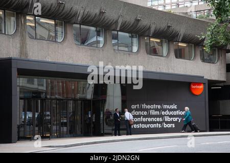 LONDON - AUG 12: Außenansicht des Barbican Centre, dem größten Zentrum für darstellende Kunst in Europa, entworfen von Chamberlin, Powell und Bon, eröffnet 1982, o Stockfoto